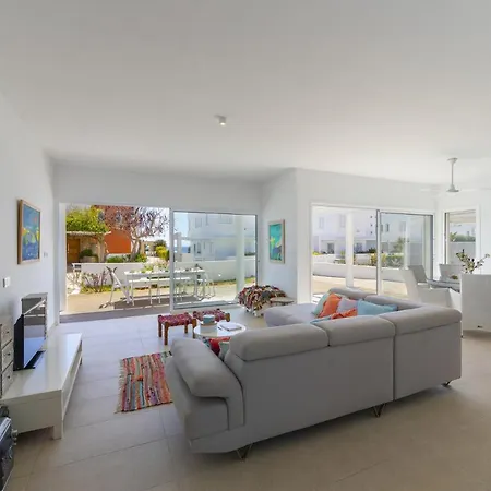 The Ultimate Guide To Renting Your Luxury 5 Bedroom Minutes From The Beach, 1530