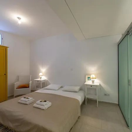 The Ultimate Guide To Renting Your Luxury 5 Bedroom Minutes From The Beach, 1530 Villa *