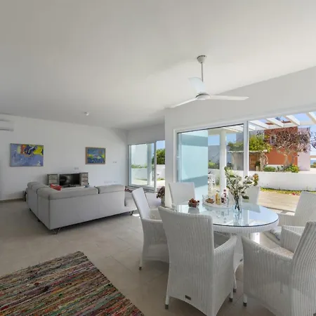 The Ultimate Guide To Renting Your Luxury 5 Bedroom Minutes From The Beach, 1530 Villa