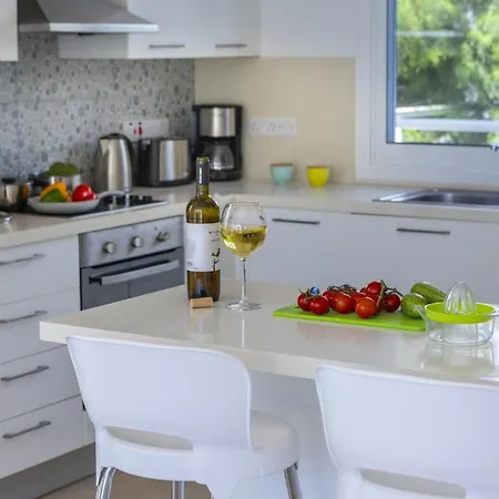 The Ultimate Guide To Renting Your Luxury 5 Bedroom Minutes From The Beach, 1530 * Protarász