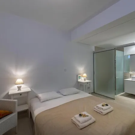 The Ultimate Guide To Renting Your Luxury 5 Bedroom Minutes From The Beach, 1530 Protarász