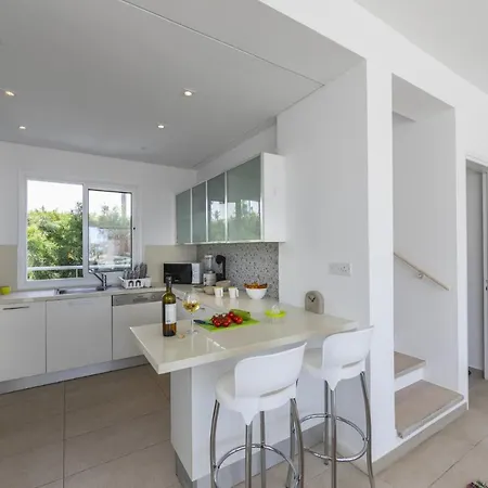 The Ultimate Guide To Renting Your Luxury 5 Bedroom Minutes From The Beach, 1530 Protarász