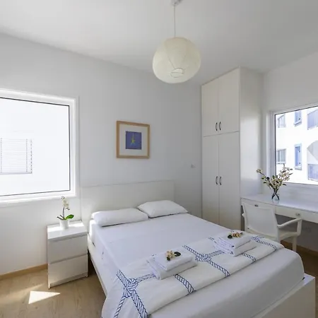 The Ultimate Guide To Renting Your Luxury 5 Bedroom Minutes From The Beach, 1530 Villa Protarász