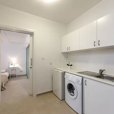 The Ultimate Guide To Renting Your Luxury 5 Bedroom Minutes From The Beach, 1530 * Protarász
