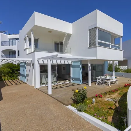 The Ultimate Guide To Renting Your Luxury 5 Bedroom Minutes From The Beach, 1530 Villa